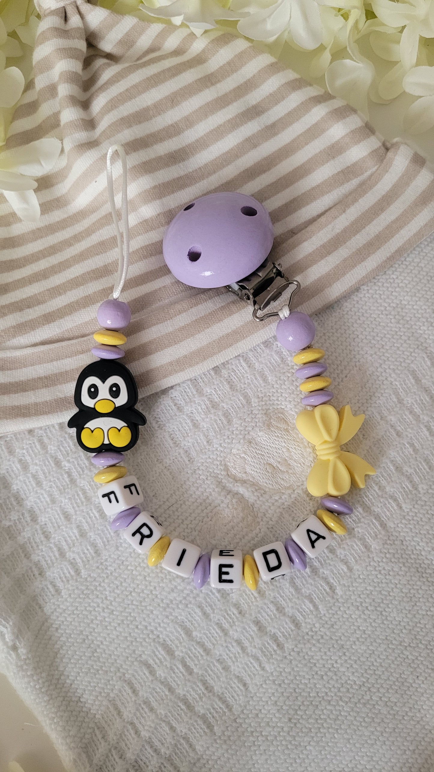 Schnullerkette mit Namen für Mädchen *Pinguin * flieder gelb