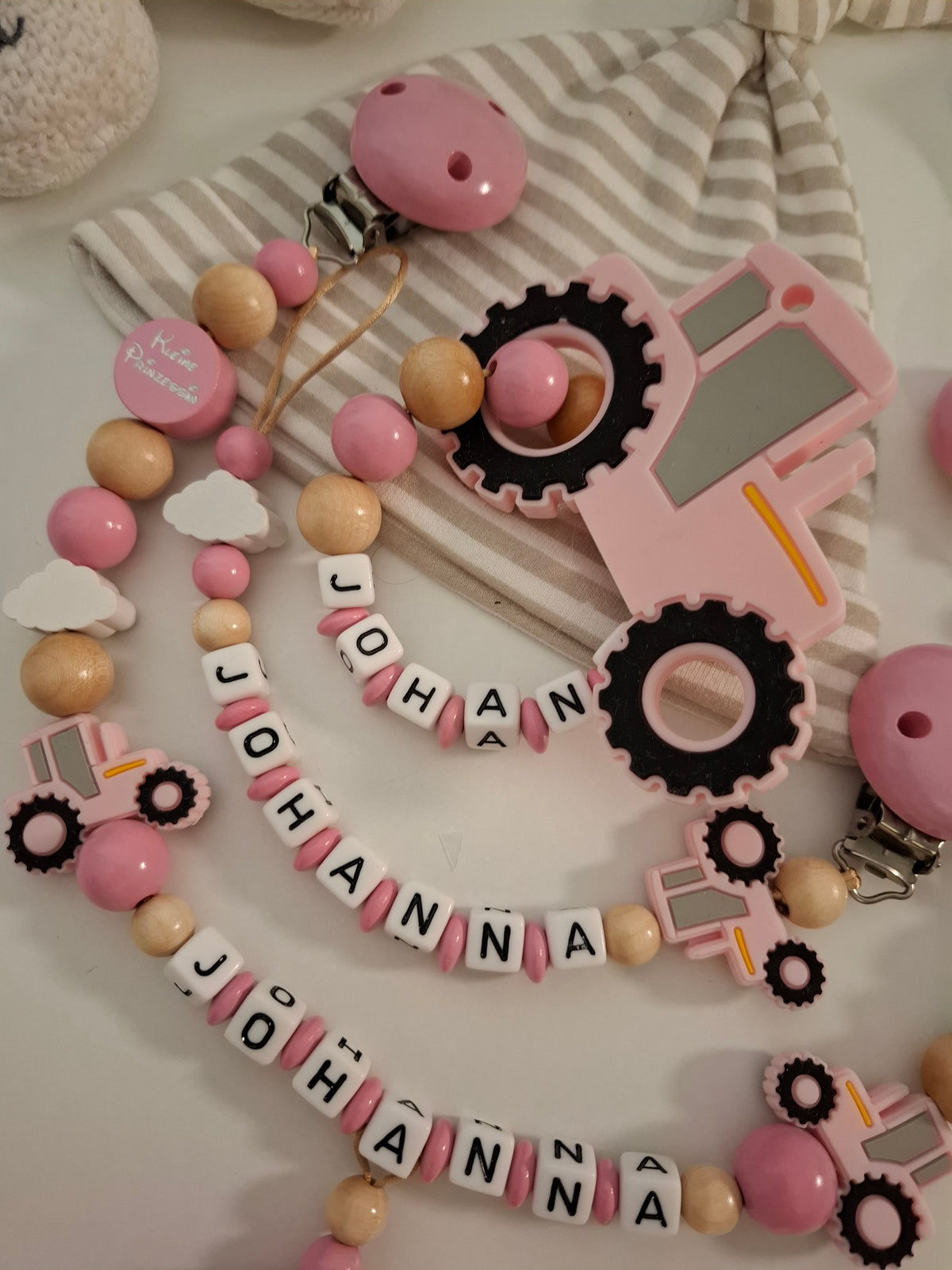 3er-Set Schnullerkette Kinderwagenkette & Greifring mit Namen Traktor rosa holz
