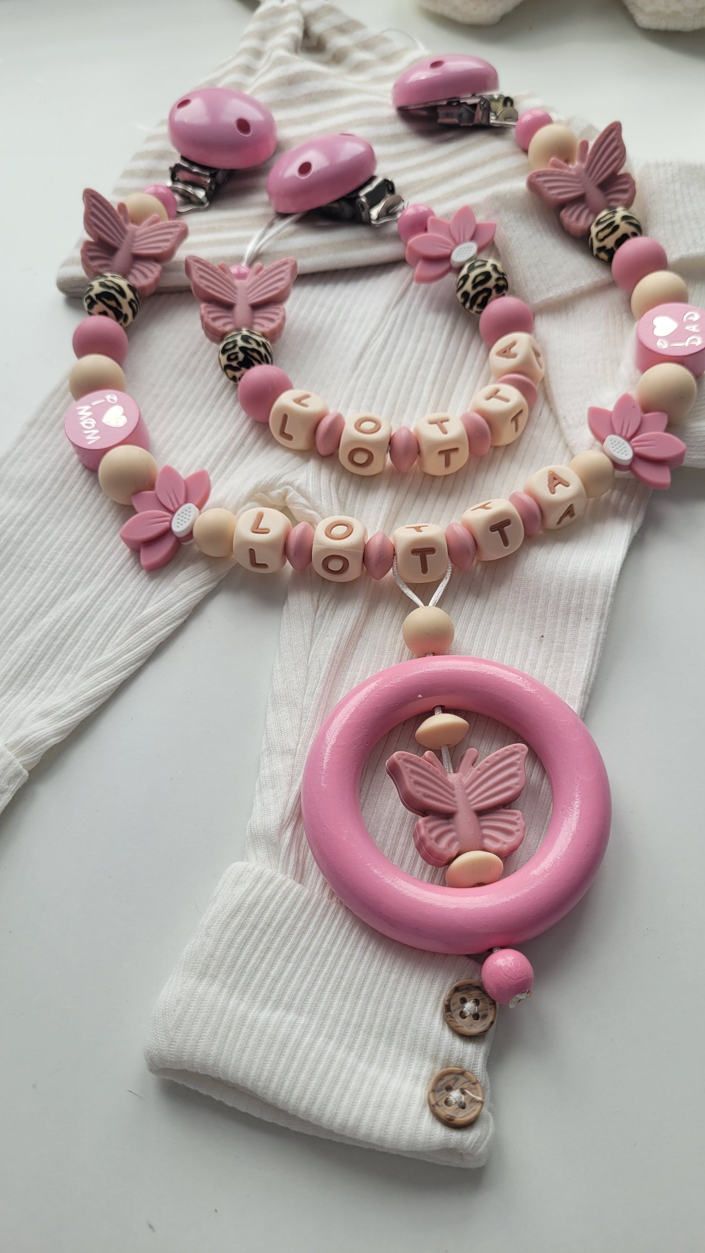 Kinderwagenkette & Schnullerkette mit Namen für Mädchen Schmetterling beige altrosa