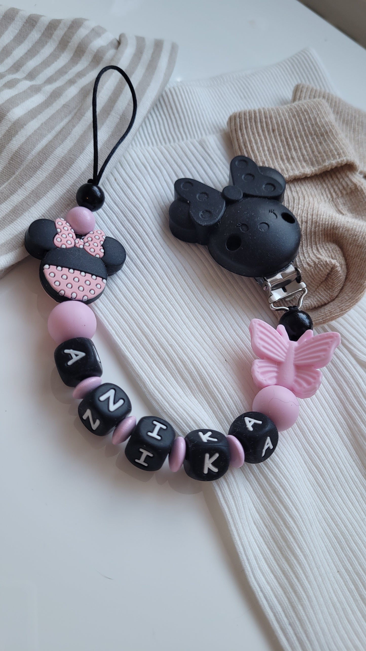 Schnullerkette mit Namen für Mädchen Maus Schmetterling schwarz rosa