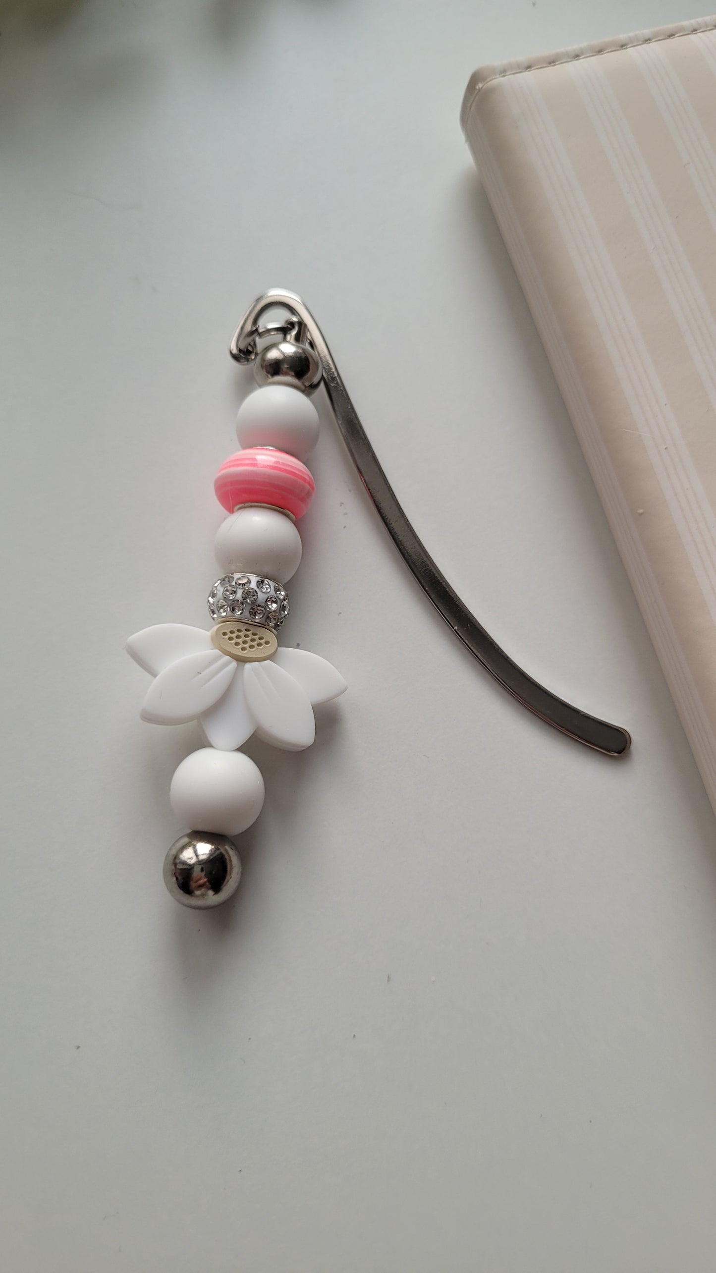 Lesezeichen Blume glitzer weiß rosa
