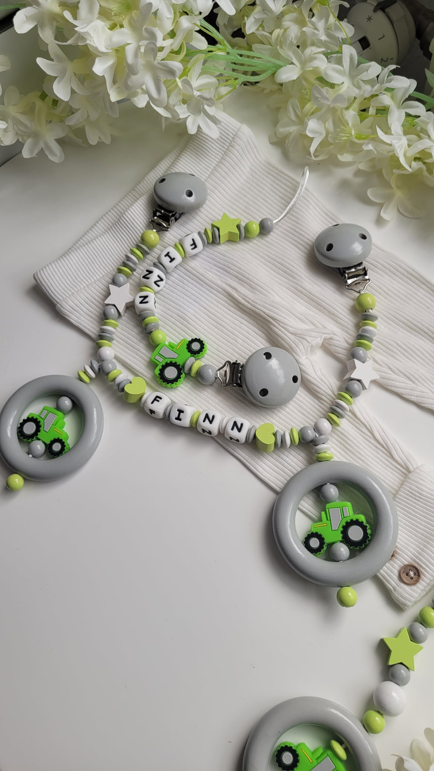 3tlg.Set Schnullerkette Kinderwagenkette & Greifring mit Namen Traktor grün grau