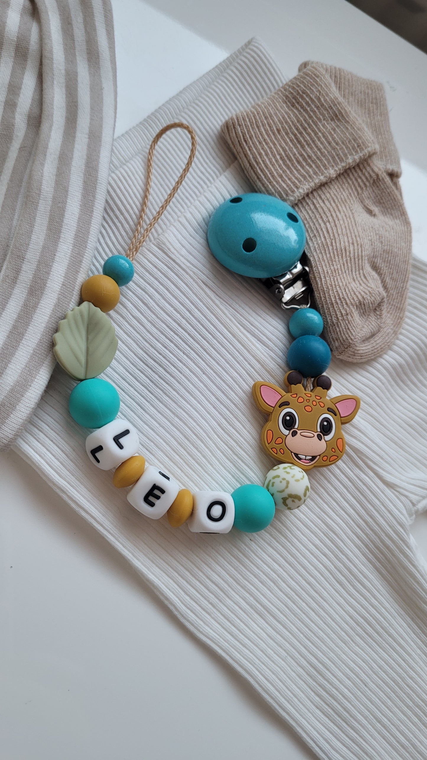 Schnullerkette für Jungen mit Namen Giraffe türkis