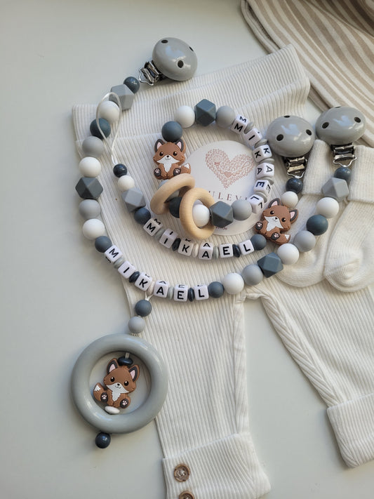 3er Set Schnullerkette, Kinderwagenkette & Beißring mit Namen Fuchs grau weiss