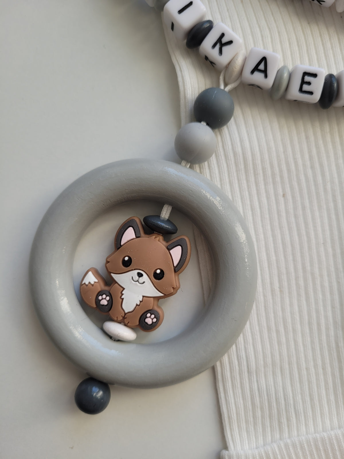 3er Set Schnullerkette, Kinderwagenkette & Beißring mit Namen Fuchs grau weiss