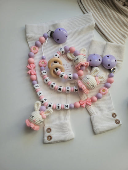 3er-Set mit Namen – Hase gehäkelt, Blumen & Schleifen aus Silikon peach flieder