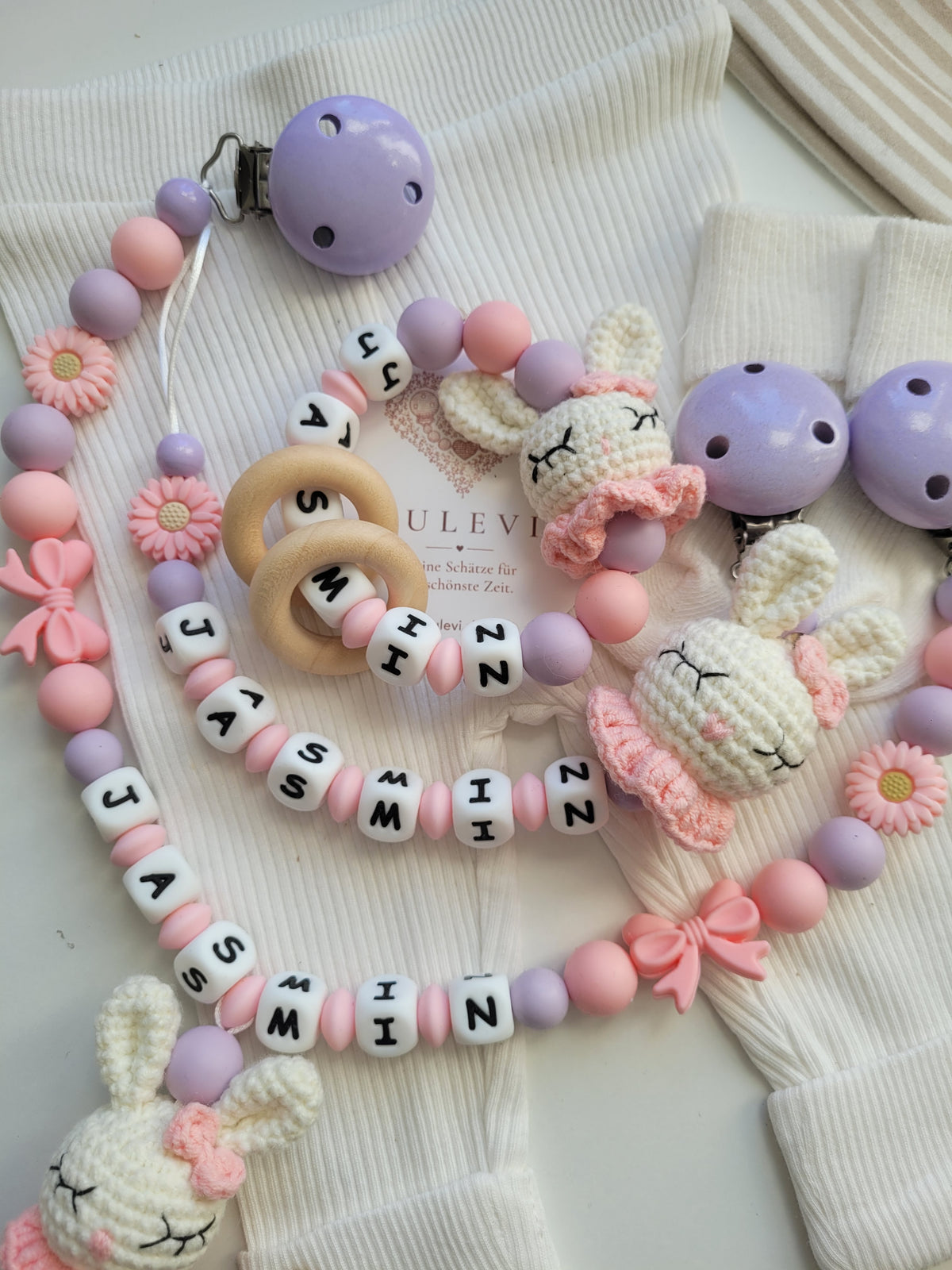 3er-Set mit Namen – Hase gehäkelt, Blumen & Schleifen aus Silikon peach flieder
