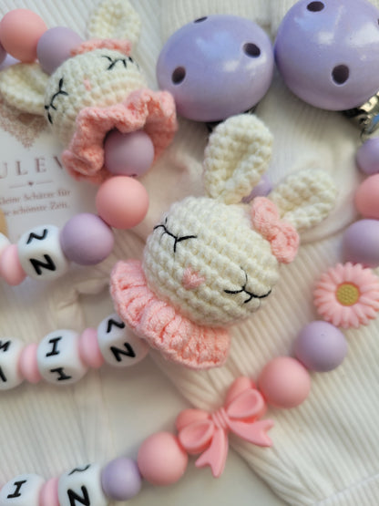 3er-Set mit Namen – Hase gehäkelt, Blumen & Schleifen aus Silikon peach flieder