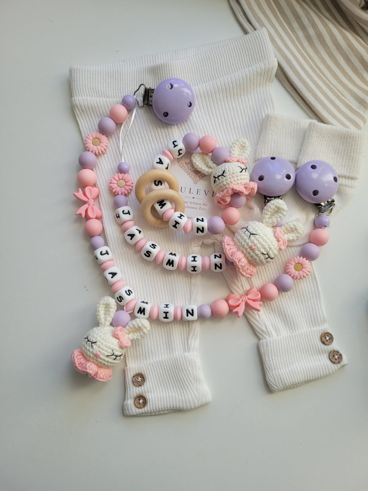 3er-Set mit Namen – Hase gehäkelt, Blumen & Schleifen aus Silikon peach flieder