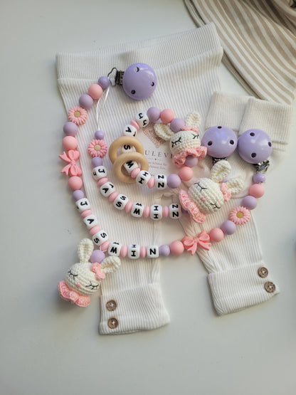 3er-Set mit Namen – Hase gehäkelt, Blumen & Schleifen aus Silikon peach flieder
