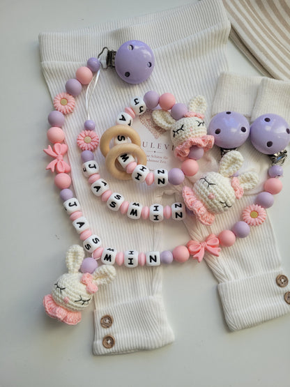3er-Set mit Namen – Hase gehäkelt, Blumen & Schleifen aus Silikon peach flieder