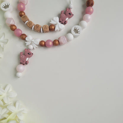 Kinderwagenkette & Schnullerkette mit Namen Mädchen Rehe Rosa Perlmutt Kupfer