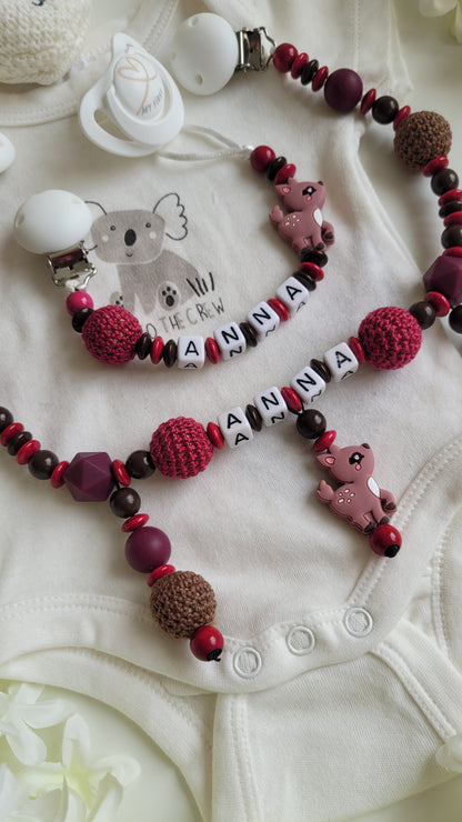 Kinderwagenkette & Schnullerkette mit Namen Rehkitz braun darkpink