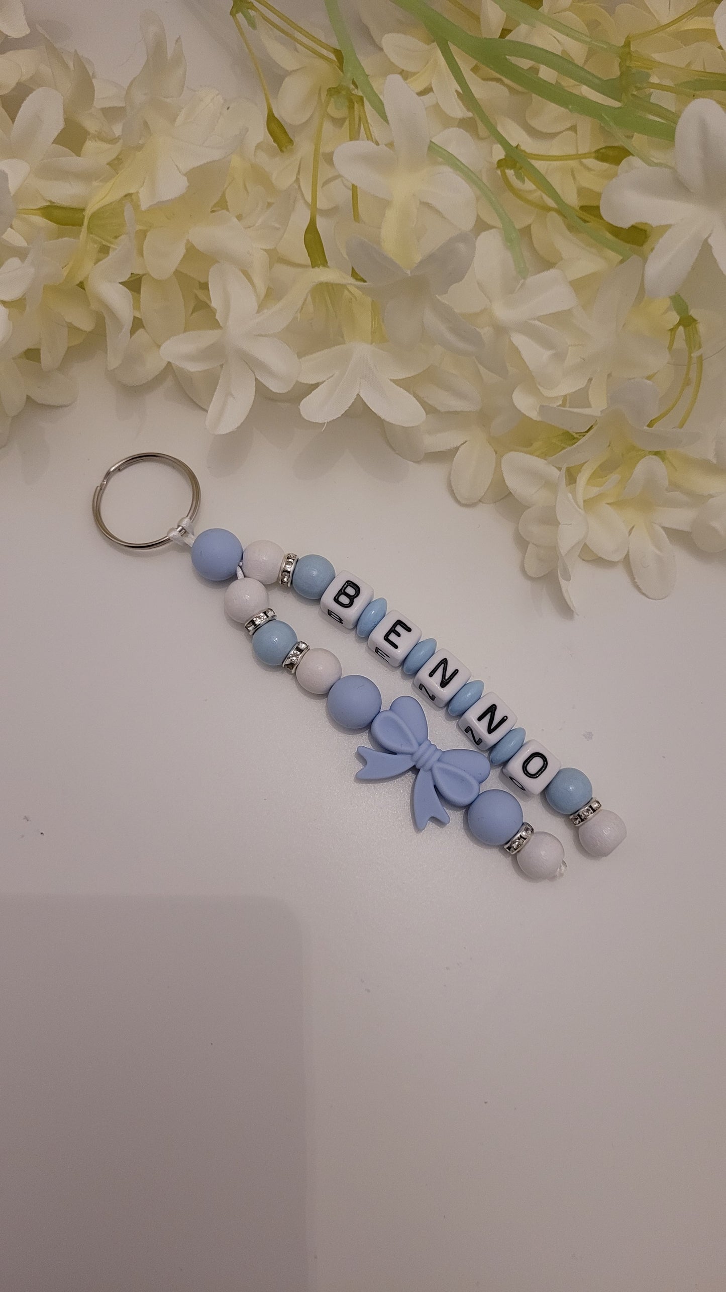 Schlüsselanhänger mit Namen hellblau weiss Strass
