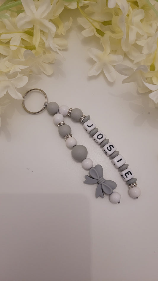 Schlüsselanhänger mit Namen grau weiss Strass