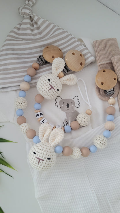 Kinderwagenkette & Schnullerkette Häkelhase blau sand