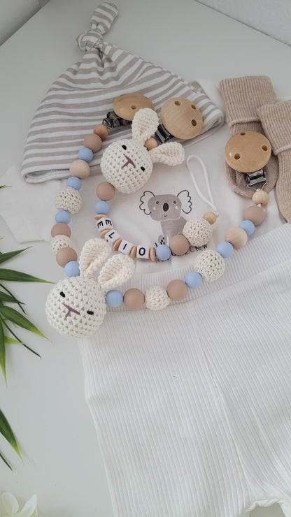 Kinderwagenkette & Schnullerkette Häkelhase blau sand
