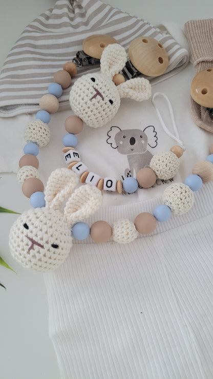 Kinderwagenkette & Schnullerkette Häkelhase blau sand