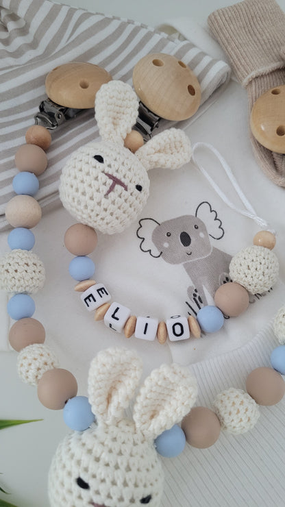 Kinderwagenkette & Schnullerkette Häkelhase blau sand