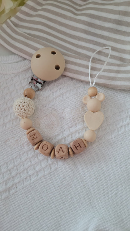 Schnullerkette mit Namen beige Silikon Holz Maus herzmotiv Häkelperle und beiger Silikonclip für Jungen und Mädchen 