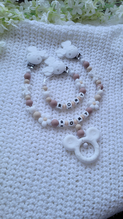 Babygeschenkset personalisiert beige weiss Silikon Schnullerkette mit namen kinderwagenkette mit namen Maus
