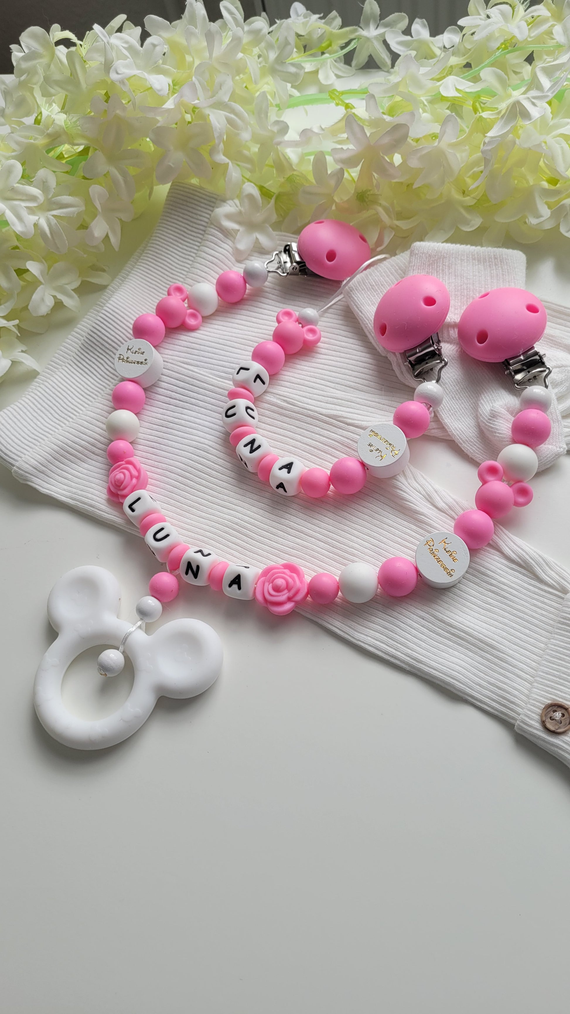 Babygeschenkset personalisiert chnullerkette Kinderwagenkette mit namen pink weiss gold glitzer maus rosen
