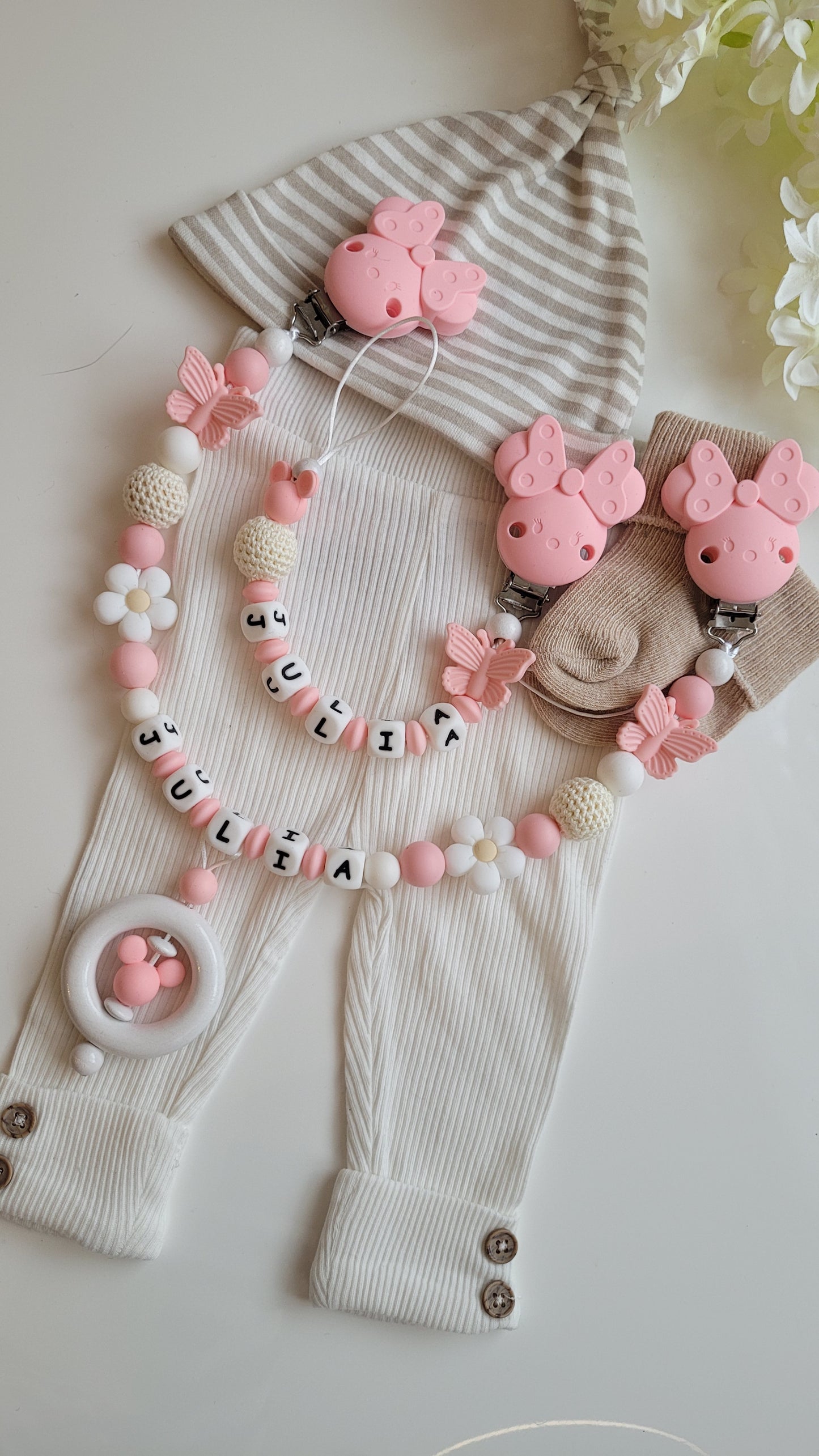 Babygeschenkset personalisiert rosa weis silikonperlen schmetterlinge mäuse blumen Schnullerkette Kinderwagenkette
