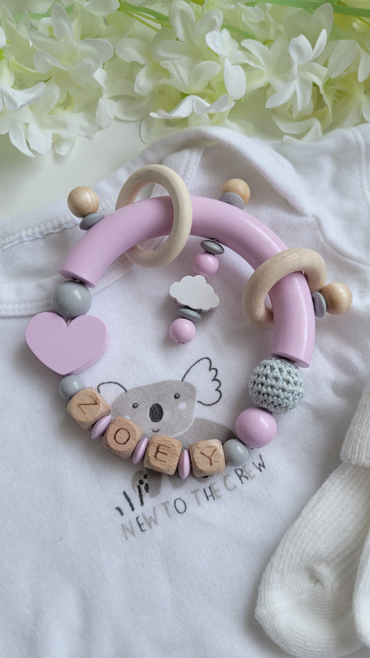 Greifring babyspielzeug motorik holz rosa weiss personalisiert
