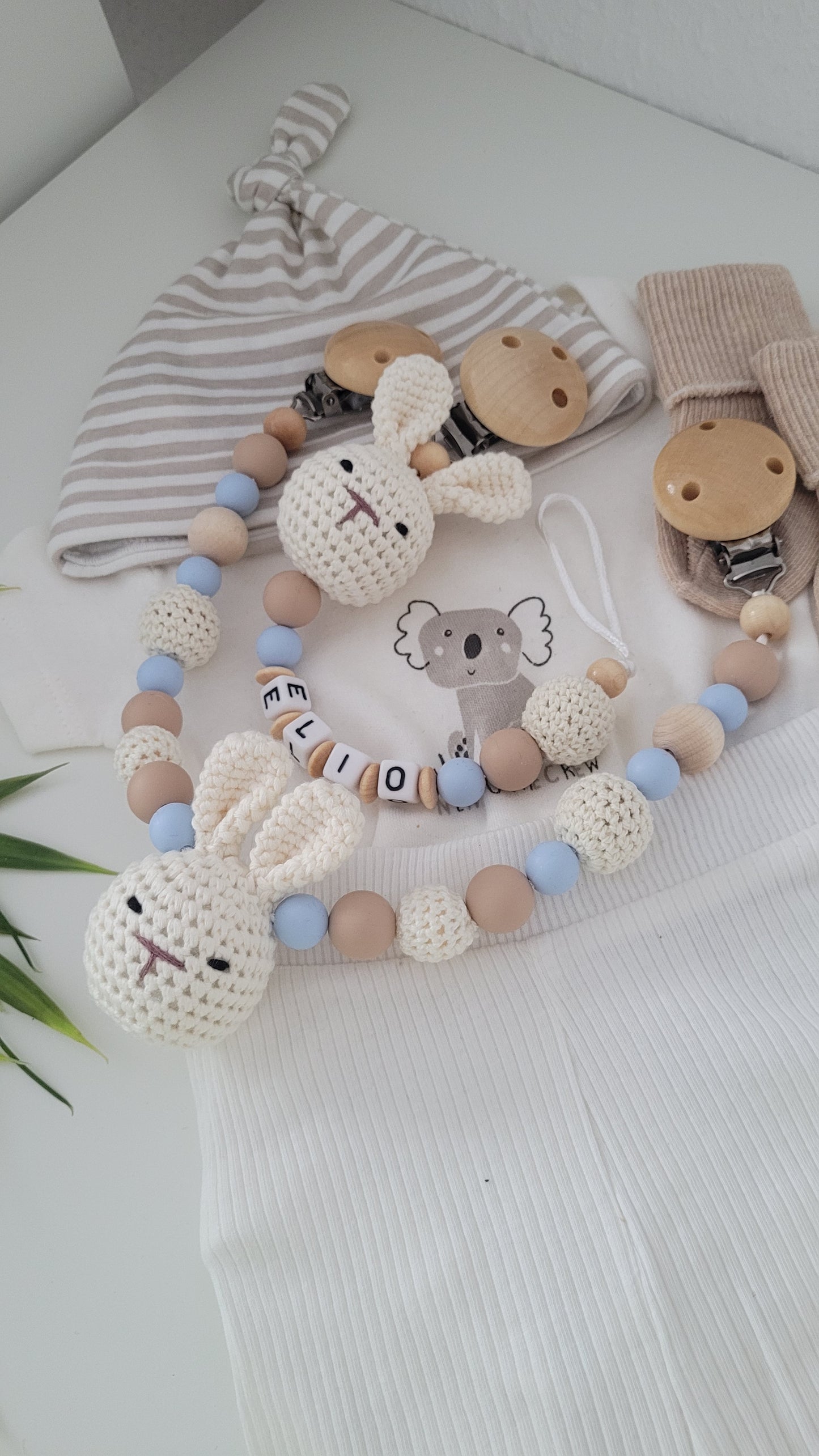 Baby Geburtsgeschenkset Baby Häkelhase Schnullerkette personalisiert Kinderwagenkette Silikonperlen blau beige Holzclip 