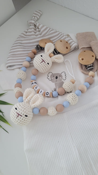 Baby Geburtsgeschenkset Baby Häkelhase Schnullerkette personalisiert Kinderwagenkette Silikonperlen blau beige Holzclip 