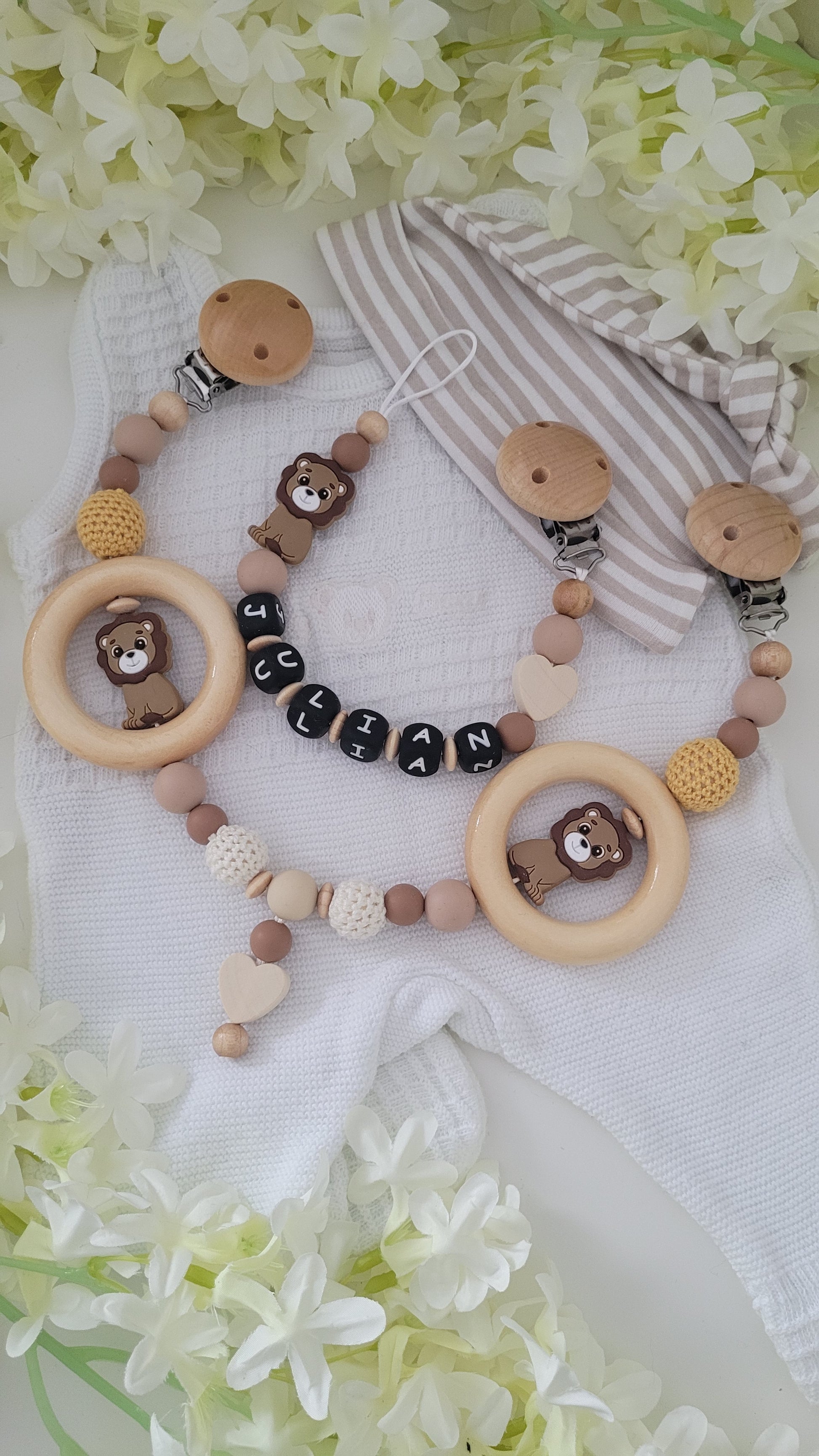 Personalisierte Babyartikel Schnullerkette mit Namen für Jungs Löwe senfgelb Kinderwagenkette braun senfgelb Silikonperlen