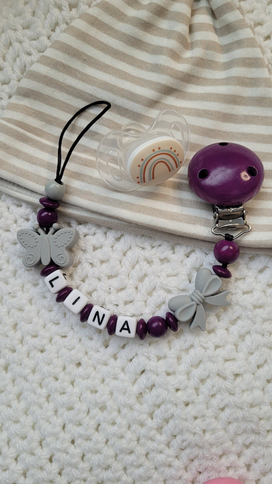 Personalisierte Babygeschenk Schnullerkette lila pflaume holzperlen grauer Schmetterling