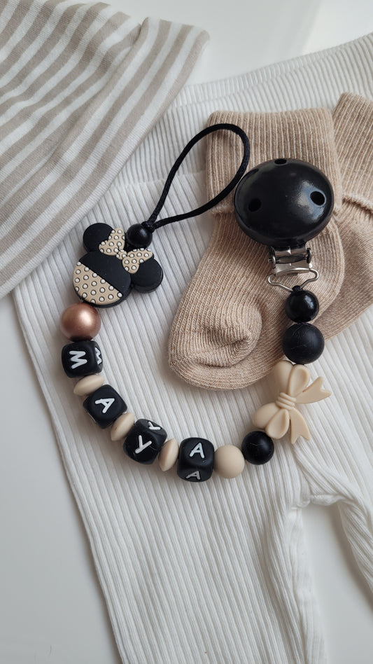 Personalisierte Schnullerkette beige schwarz maus schleife silikon buchstaben holzclip
