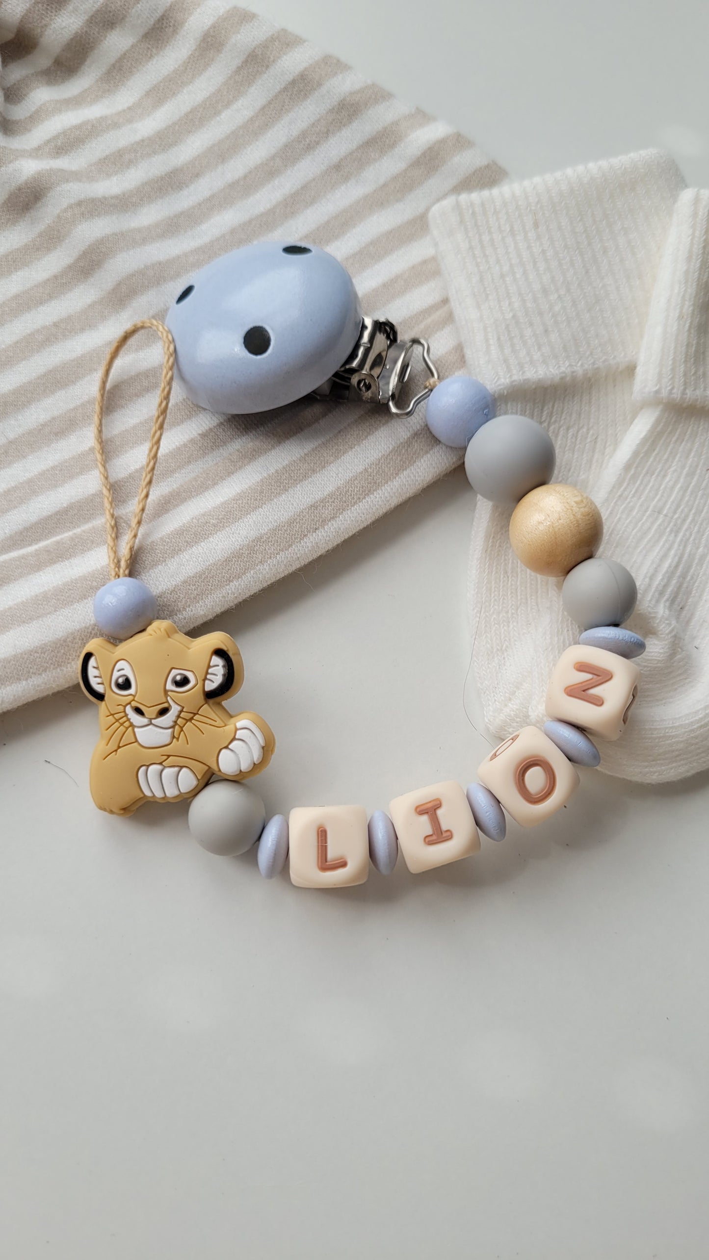 Schnullerkette Disney König der löwen simba personalisiert für jungen Babynamen aus Silikonperlen und holzperlen blau