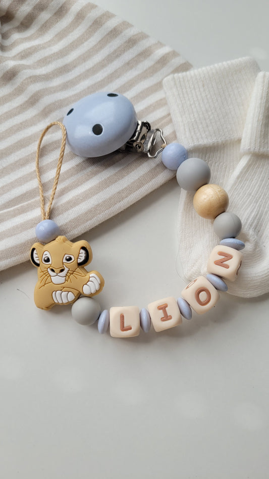 Schnullerkette Disney König der löwen simba personalisiert für jungen Babynamen aus Silikonperlen und holzperlen blau