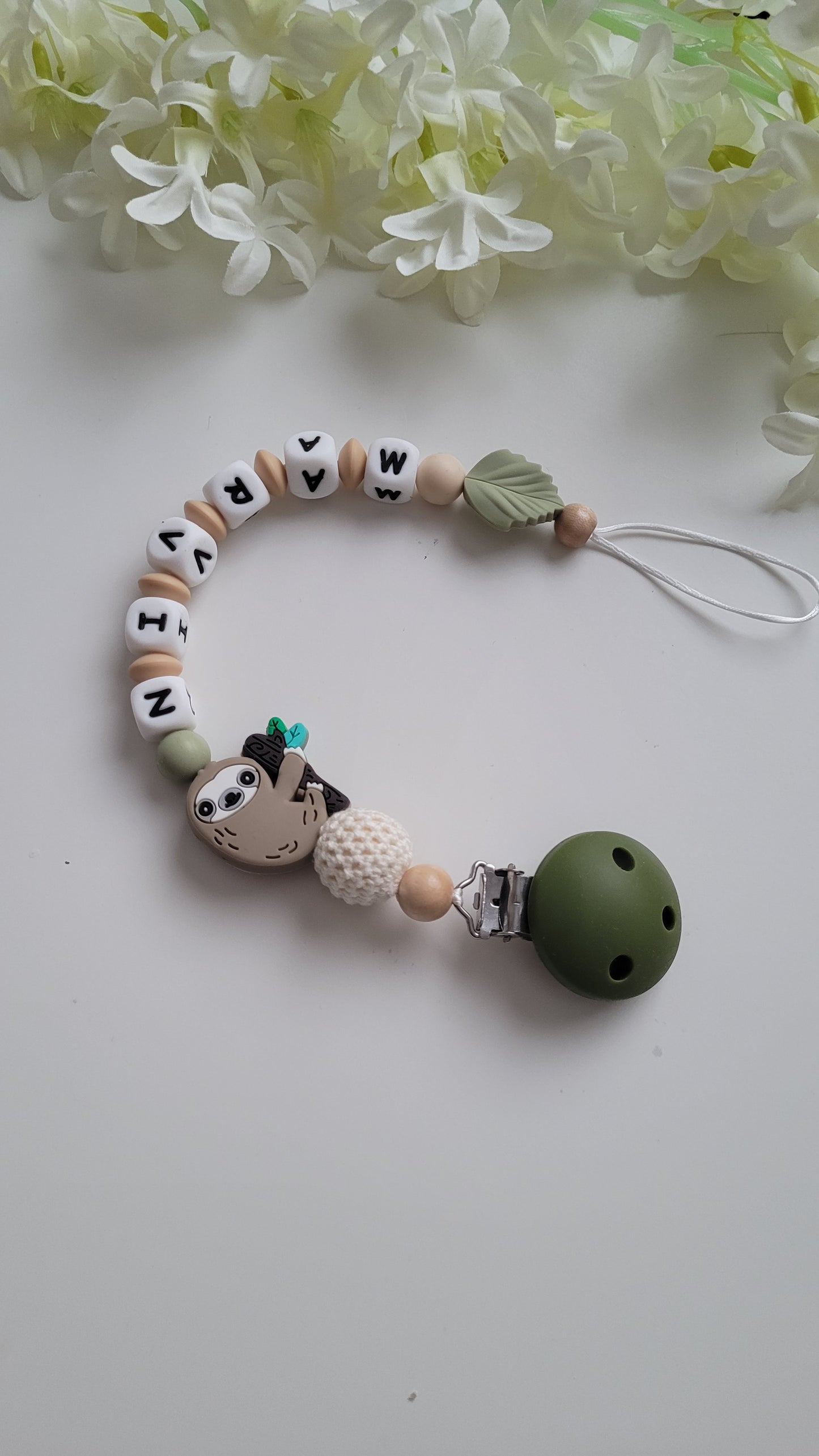 Personalisierte Schnullerkette mit Namen Faultier salbei grün beige Silikon