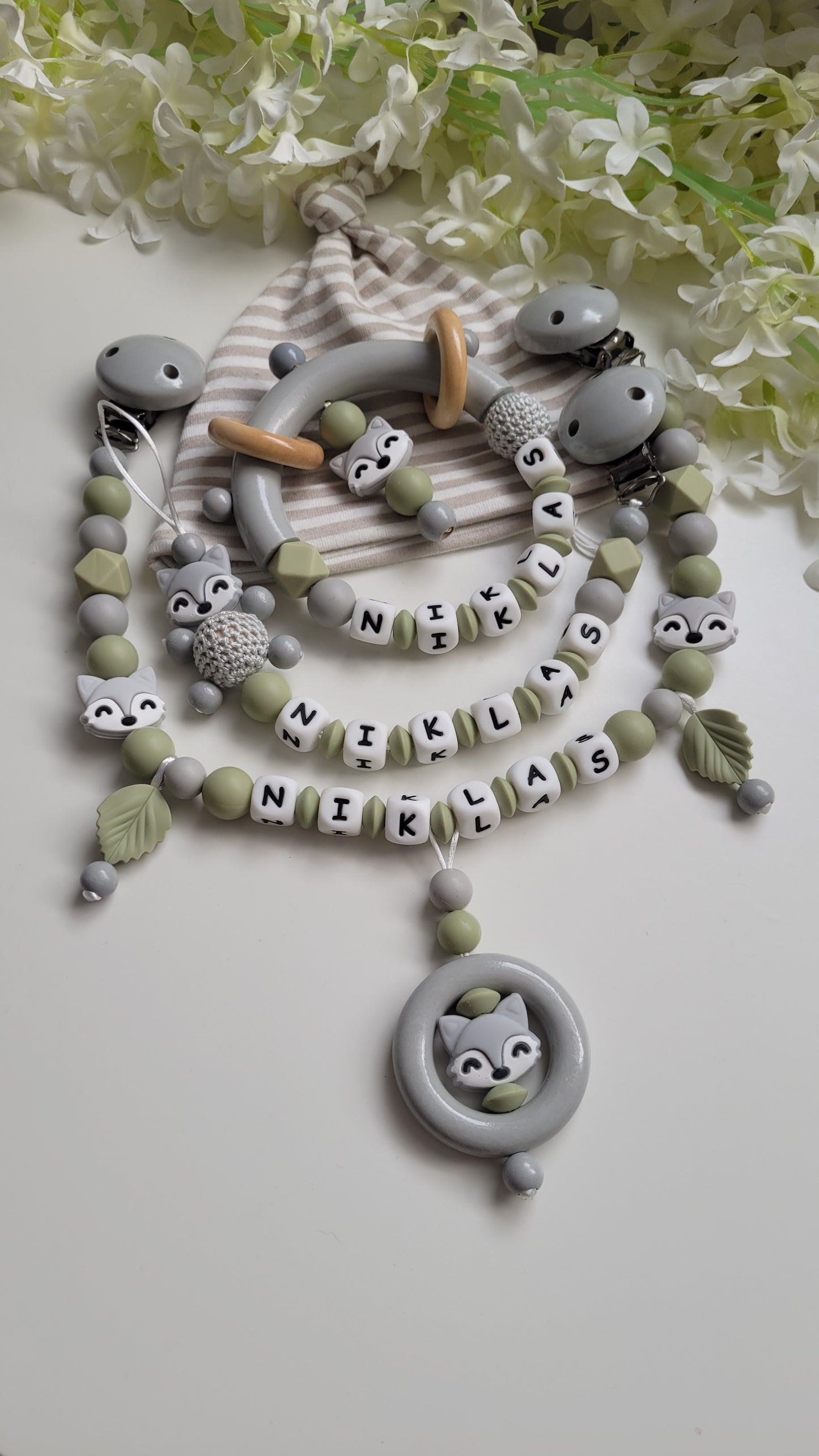 Personalisiertes Babyset 4 teile Schnullerkette Kinderwagenkette Mobile Greifring Fuchs grau grün Motiwahl
