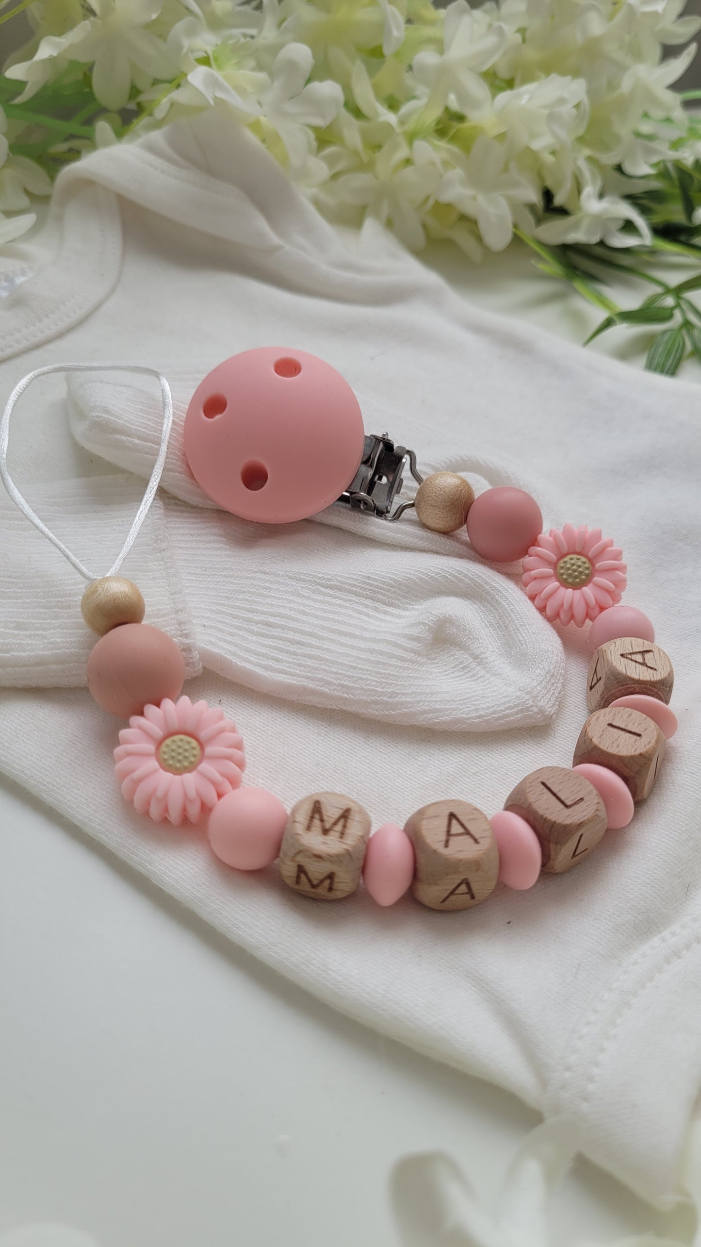 Schnullerette Silikonperlen rosa mit Babynamen Blumen