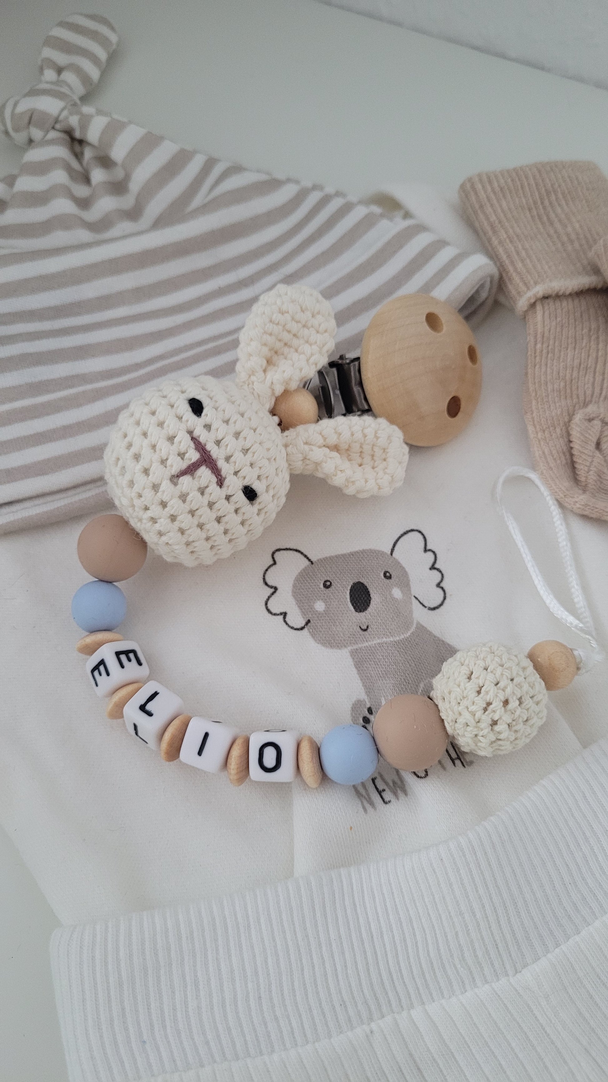 Schnullerkette Hase gehäkelt mit Namen blau beige