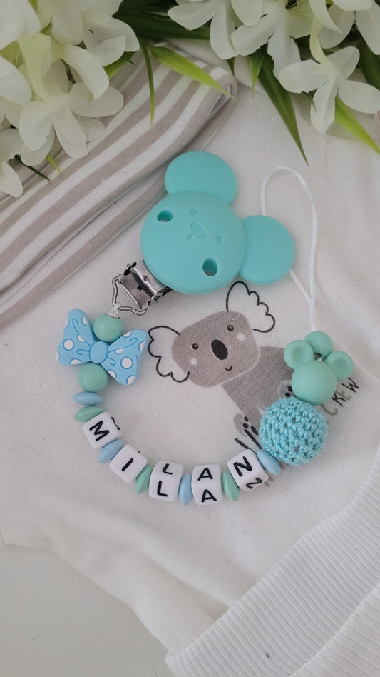 Mintfarbene personalisierte Schnullerkette aus holzperlen und Silikonperlen mit Mickey Maus Silikonclip Silikonmausperle Schleife und mint Häkelperle