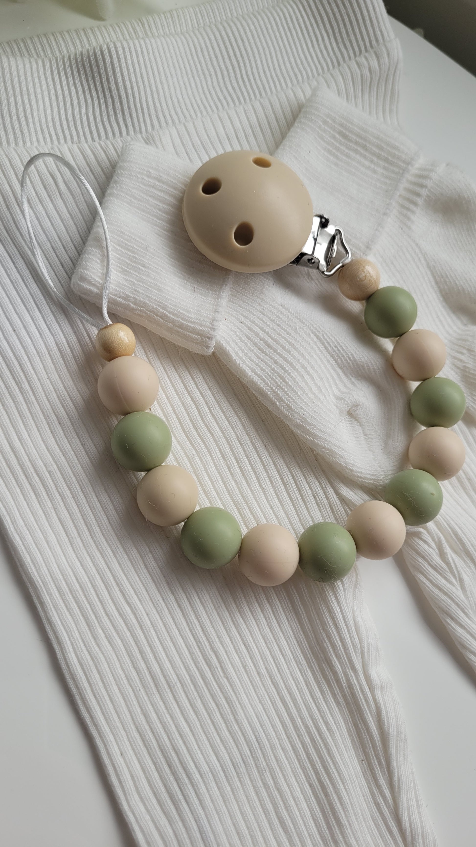 Schnullerkette grün beige Silikonperlen Silikon Schnullerketteclip Befestigungsclip Schnullerkettenmaterial