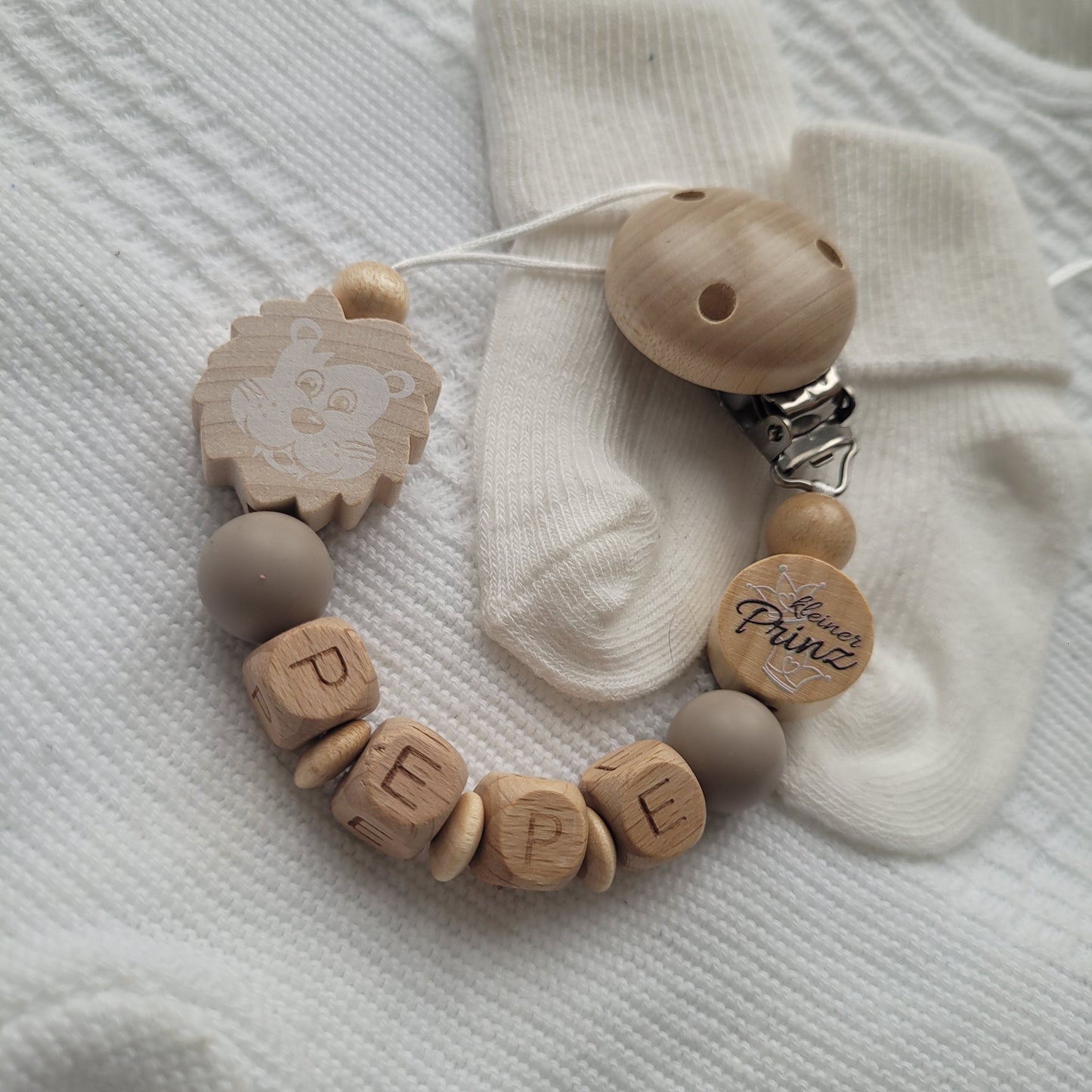 Schnullerkette holz graubraun beige Löwe kleiner Prinz mit Namen