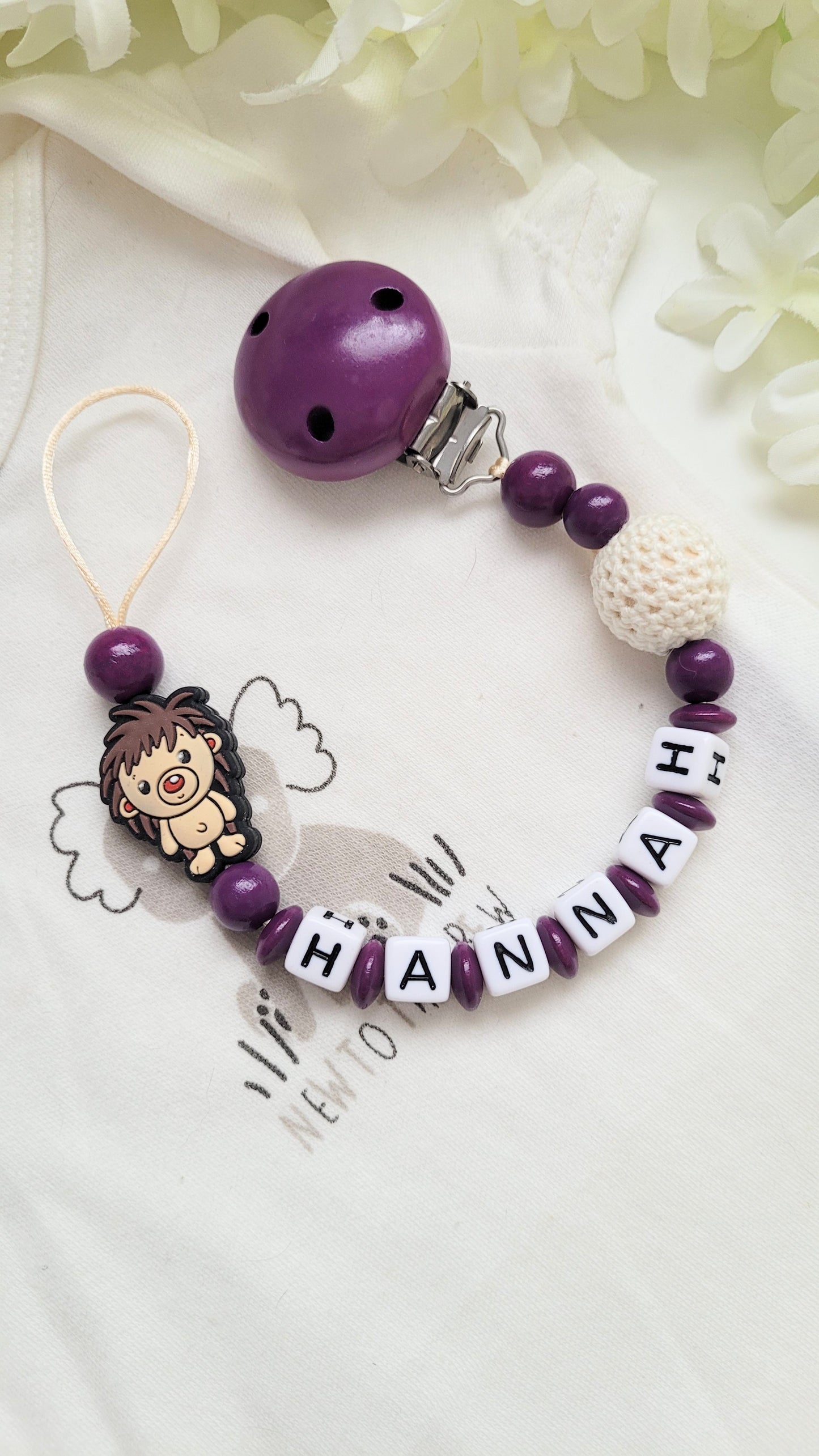 Schnullerkette lila pflaume Holzperlen Igelmotiv Name Baby