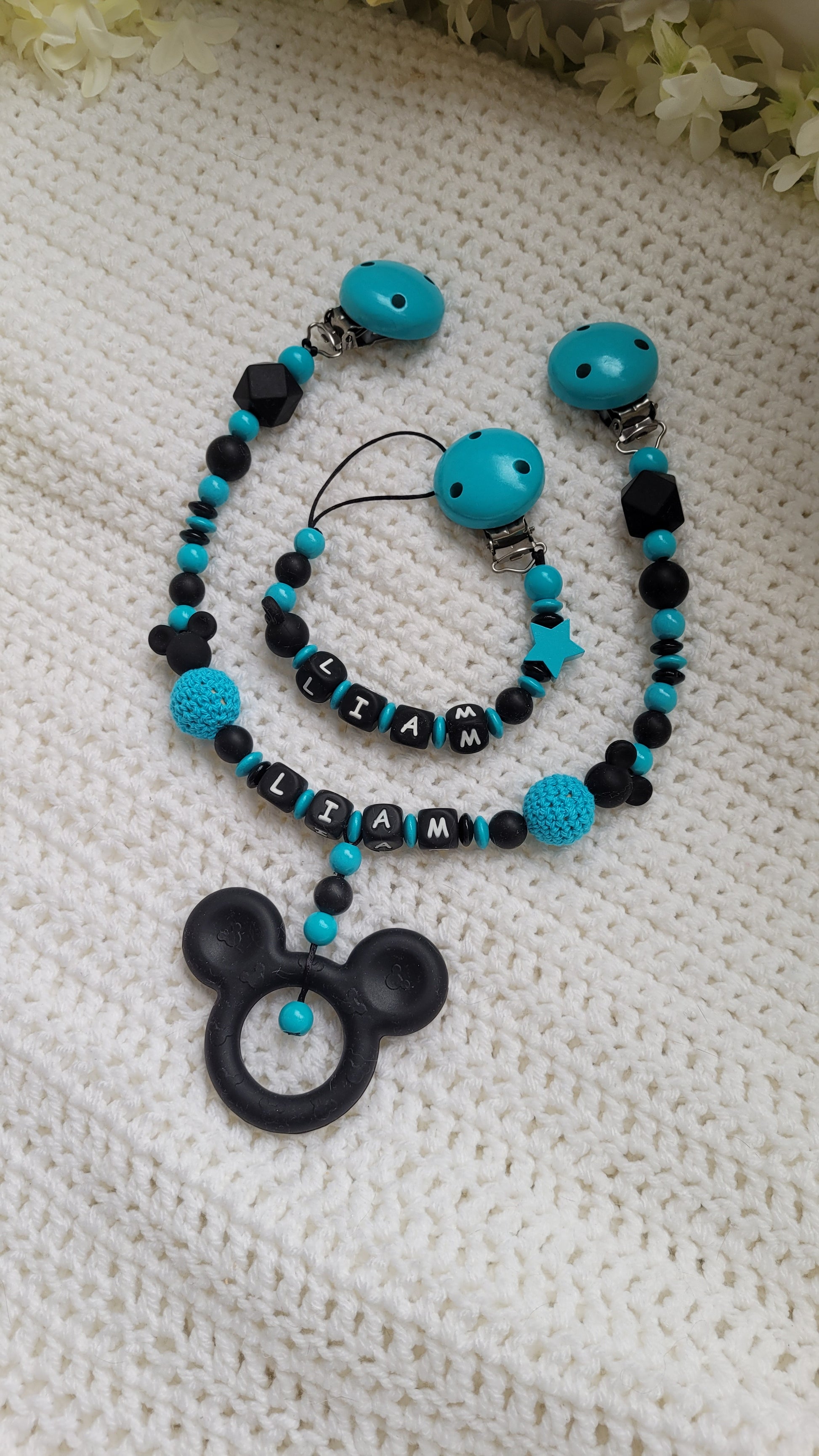 Schnullerkette mit Namen Kinderwagenkette mit Namen Babygeschenk zur Geburt türkis schwarze Holzperlen Silikonperlen Mickey Maus