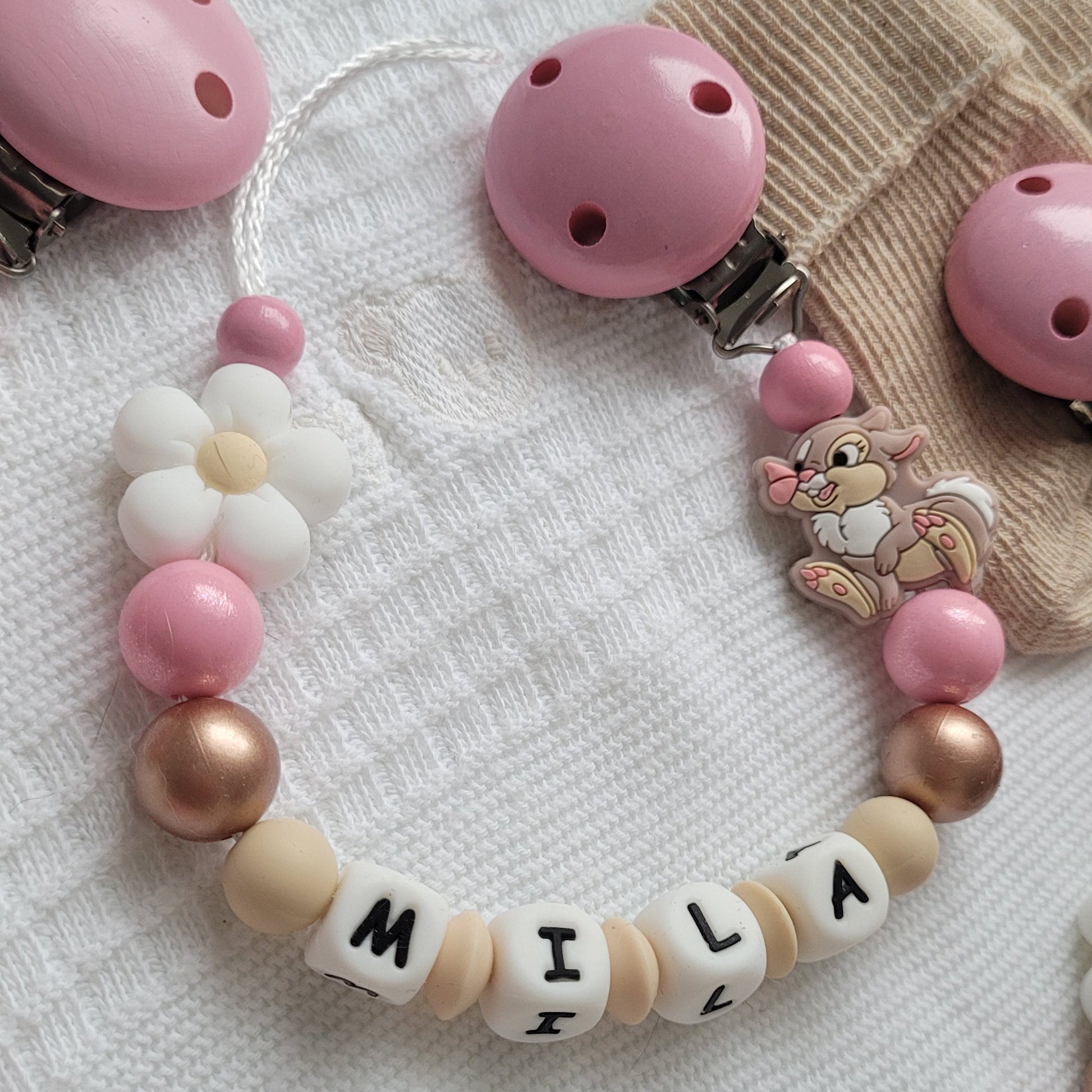 Schnullerkette mit Namen für Mädchen Hase beige perlgold und glitzer rosa