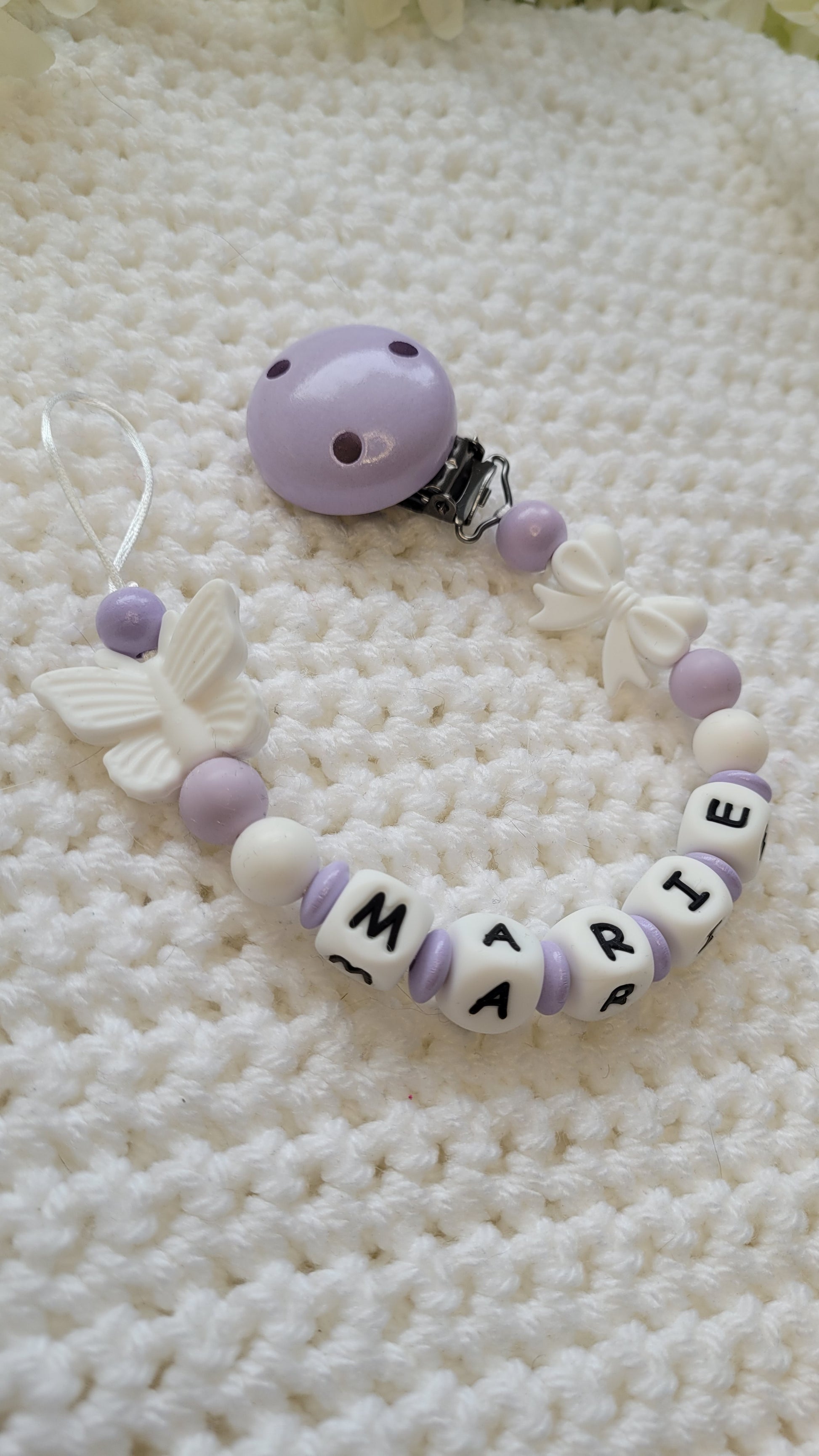 Schnullerkette mit Namen flieder weiss holz silikonperlen Schmetterlingmotiv