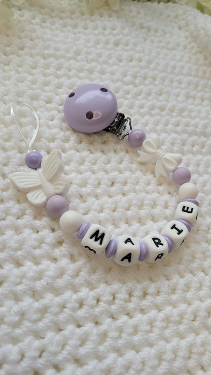 Schnullerkette mit Namen flieder weiss holz silikonperlen Schmetterlingmotiv