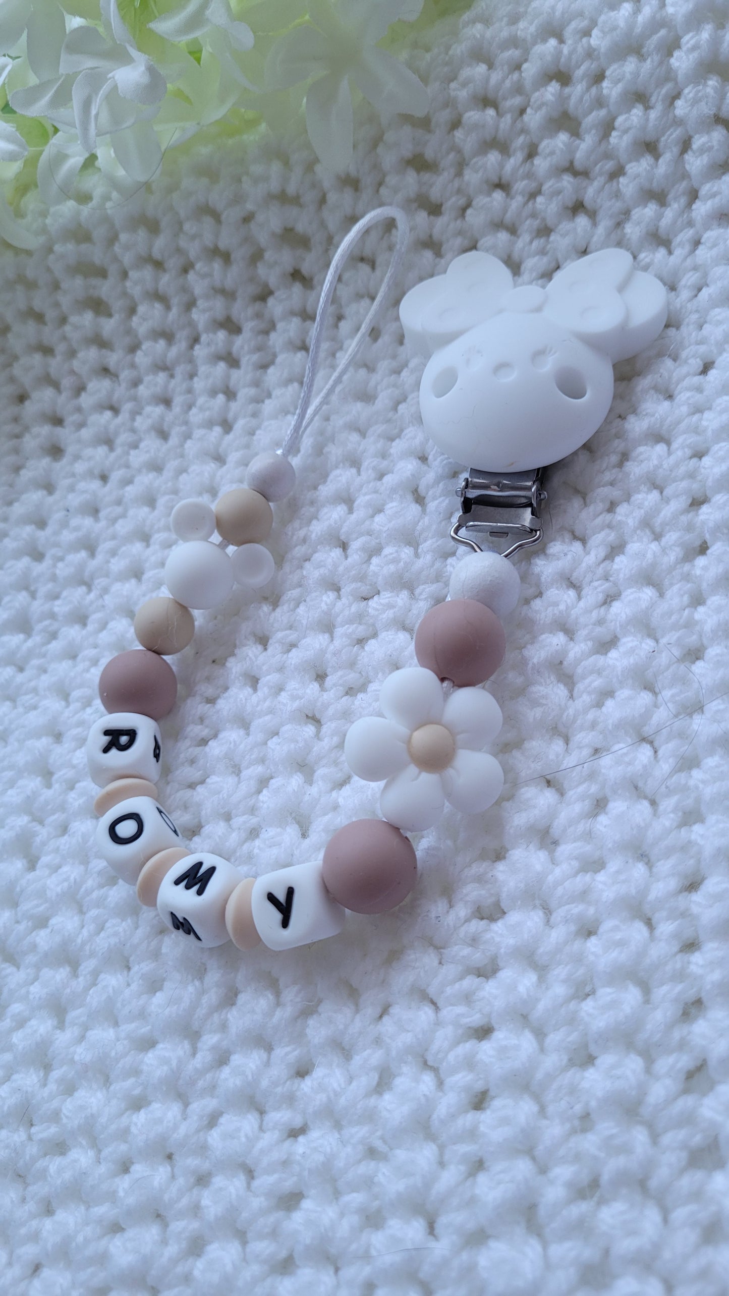 Schnullerkette mit name mädchen boho naturtöne beige braun weiss Maus und Blumenmotiv scandi