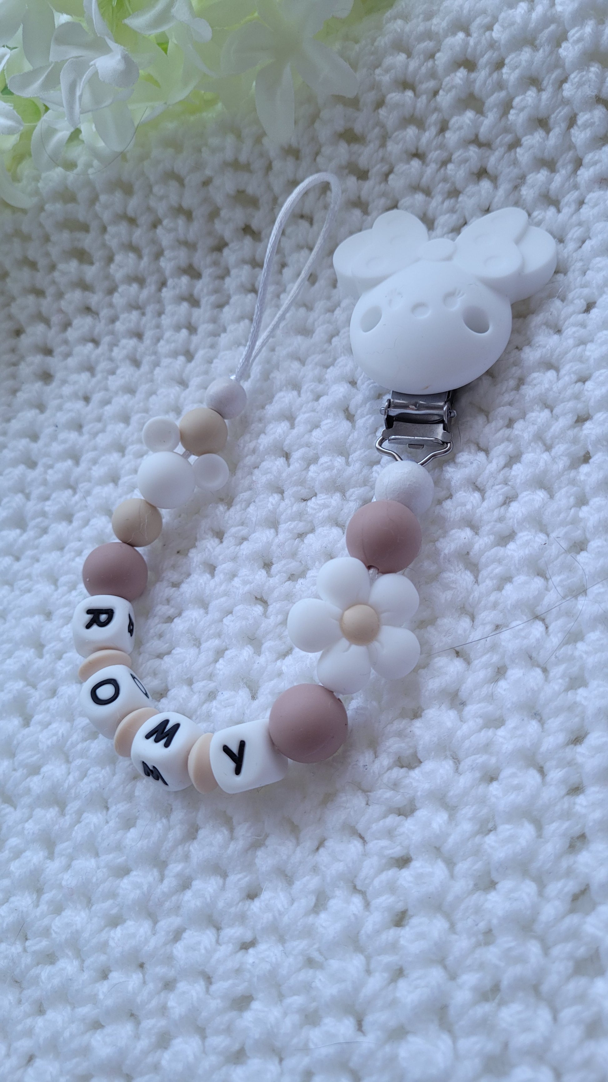 Schnullerkette mit name mädchen boho naturtöne beige braun weiss Maus und Blumenmotiv scandi