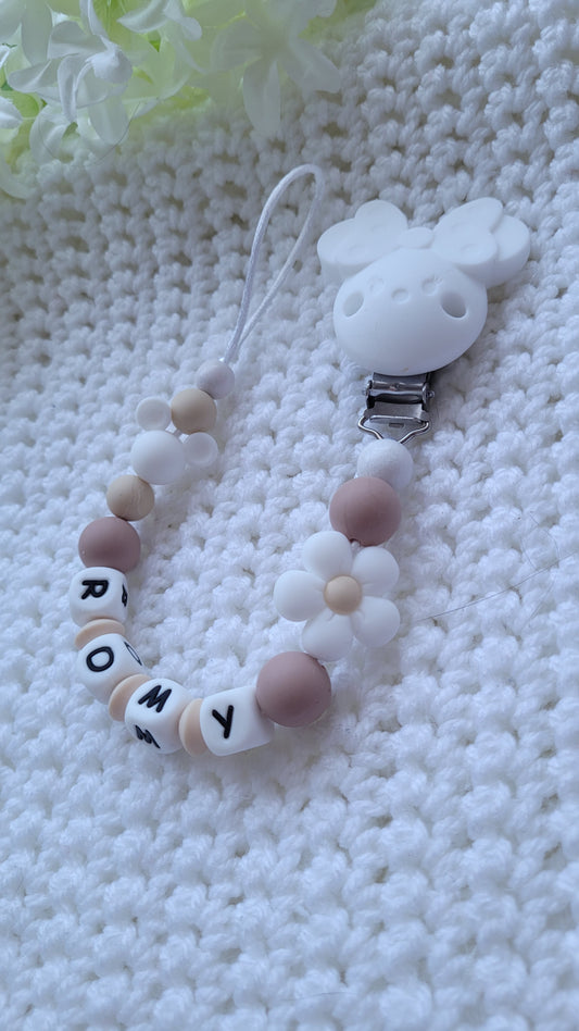 Schnullerkette mit name mädchen boho naturtöne beige braun weiss Maus und Blumenmotiv scandi